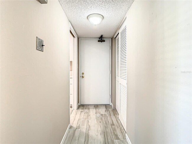 Building Photo - 4575 Cove Cir