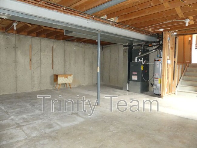 Building Photo - 384 Wellington St