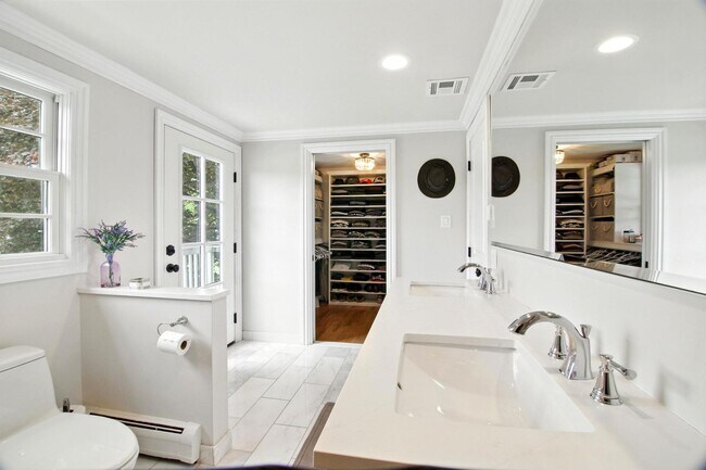 Building Photo - 5840 Sutters Ln