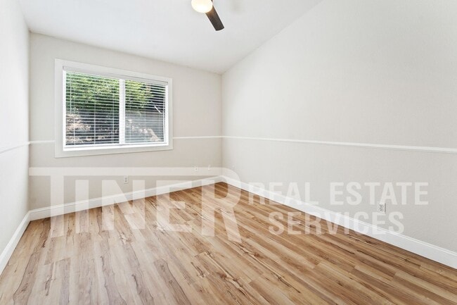 Building Photo - 1742 Poppy Dr