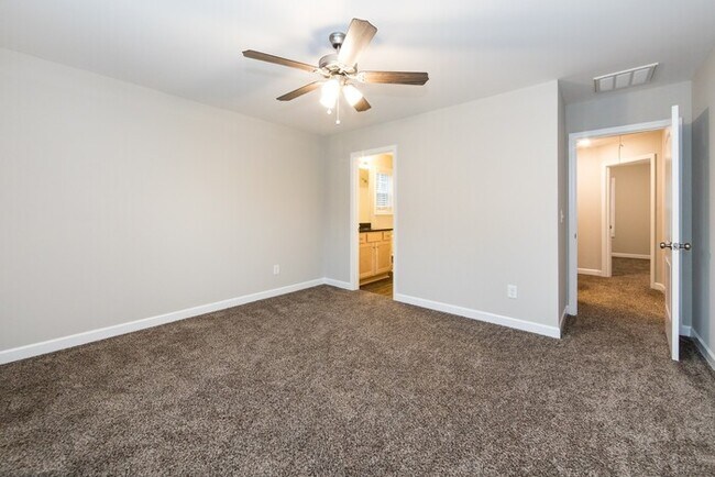 Building Photo - Beautiful 3BD/2.5BA Duplex Home!