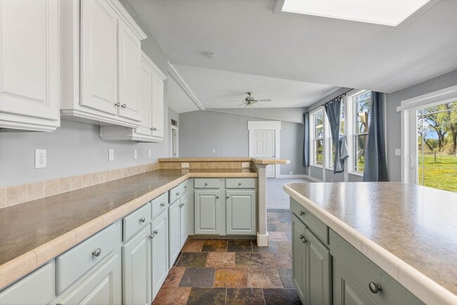 Building Photo - Short term leases available: 3 bed 2 bath ...
