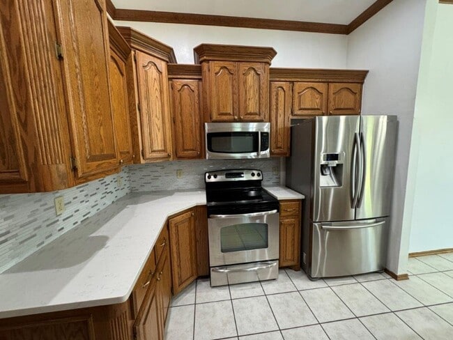 Building Photo - 4 bed, 2 bath ,3 car with storm shelter! B...