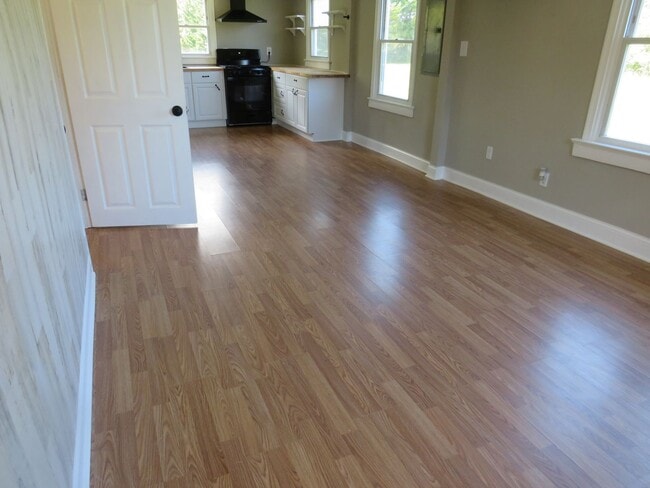 Building Photo - 3 Bedroom 2 Bath Home