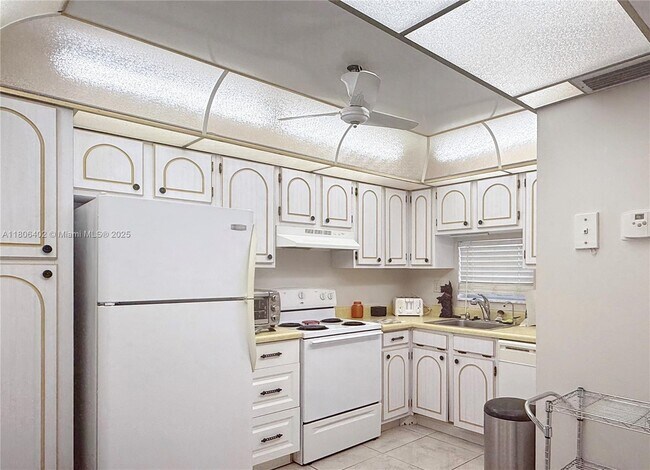 Building Photo - 9820 S Hollybrook Lake Dr
