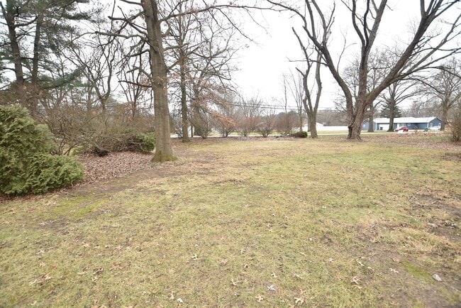 Building Photo - Mishawaka- 3 bedroom Country living near the Main Street Shopping and Edison Lakes business distr...