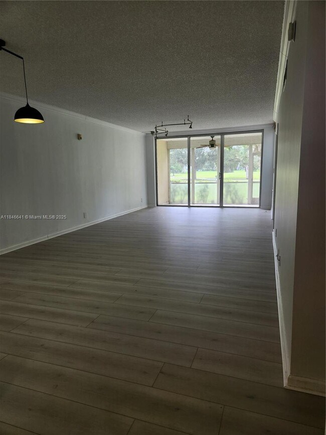 Building Photo - 545 Oaks Ln