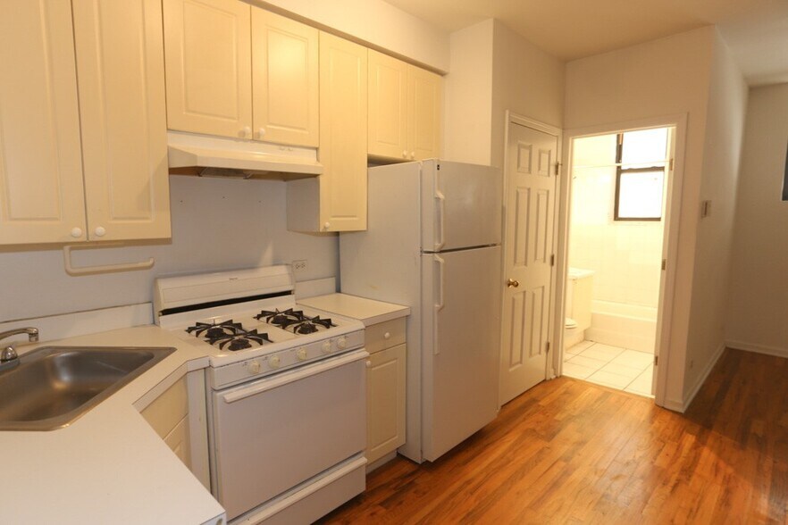 Building Photo - 922 W Dakin St