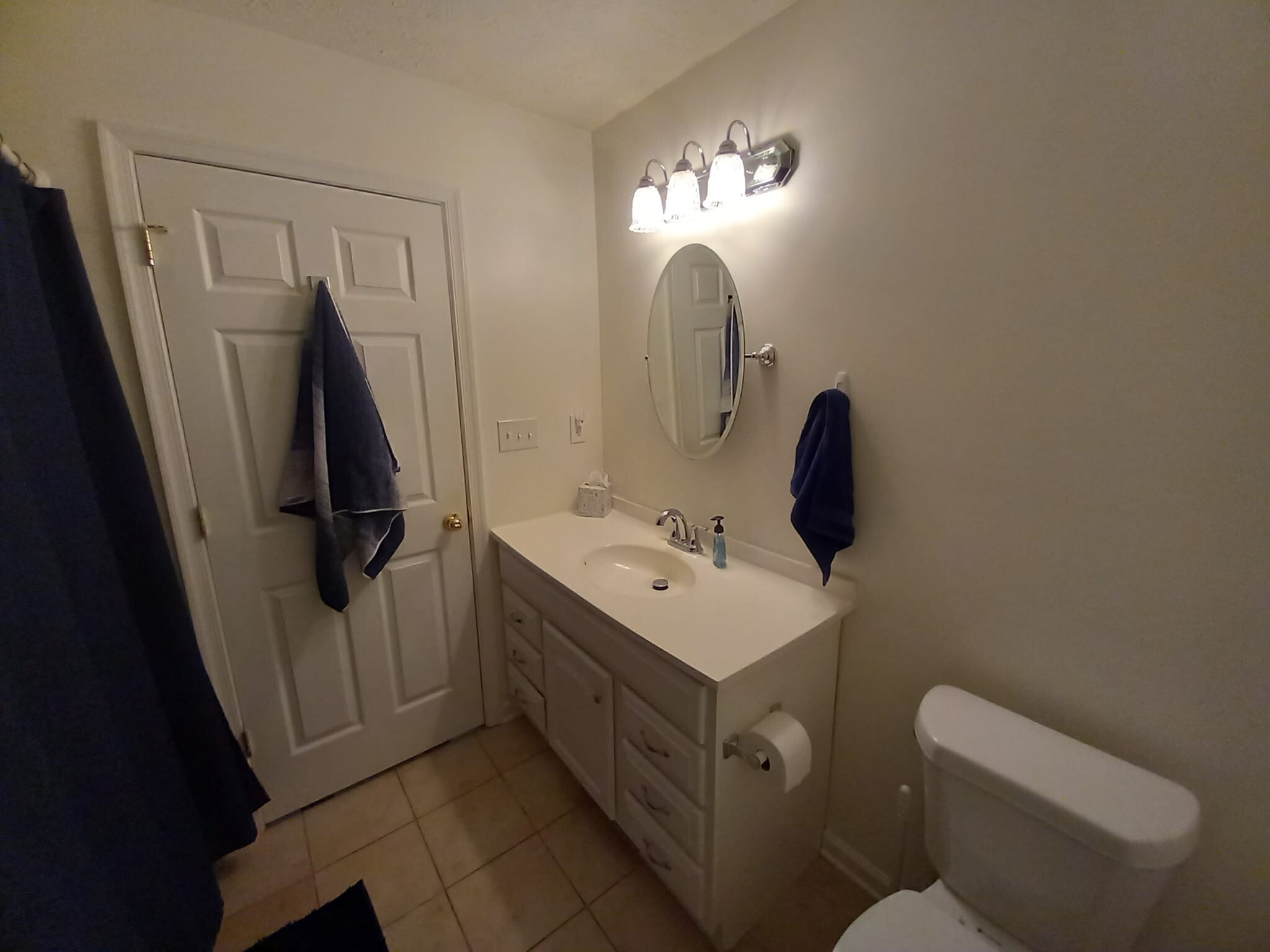 Upper level hallway bathroom with tub/shower - 1110 Tolleys Ln
