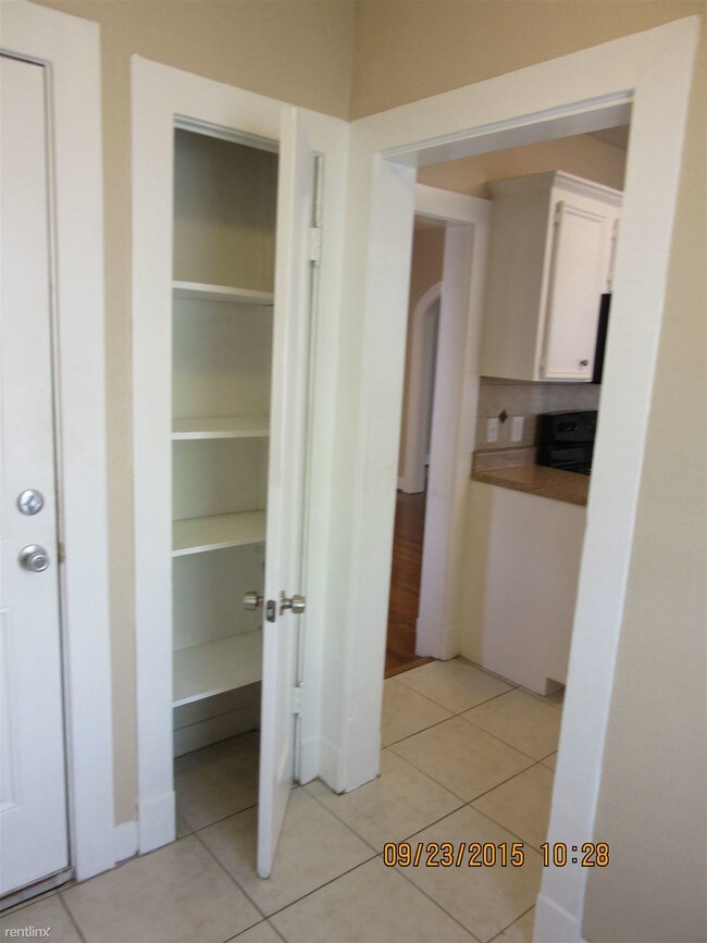 Building Photo - 1 br, 1 bath Duplex - 2715 Cleburne St Apt...