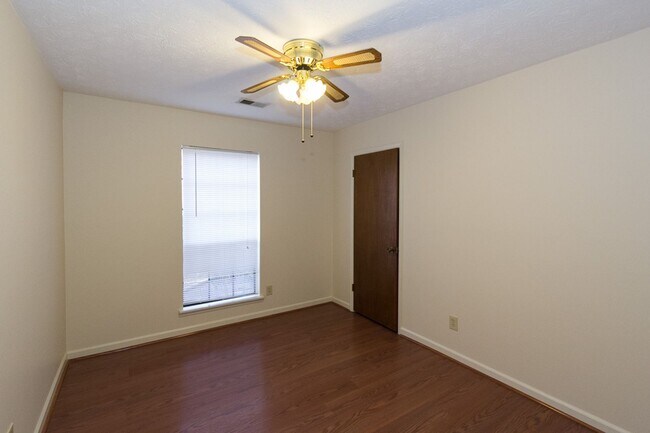 Building Photo - COMING SOON - Spacious 3 Bedroom, 2 Bathro...