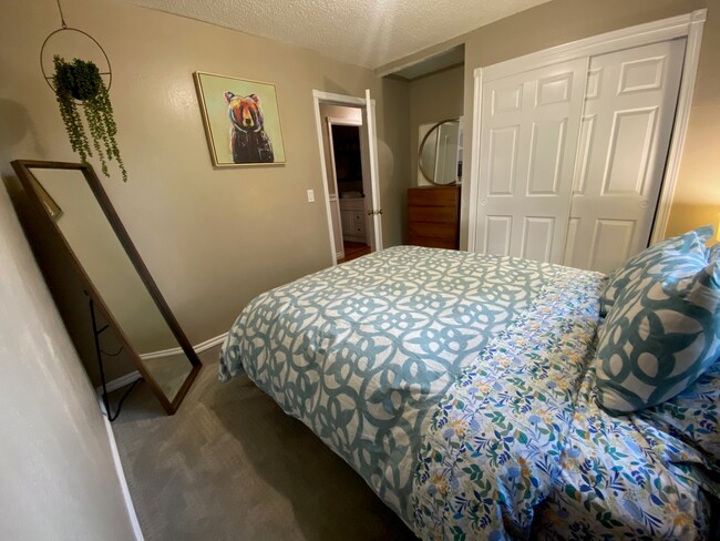 bedroom 1: queen bed - 9001 Shaun Landing Cir