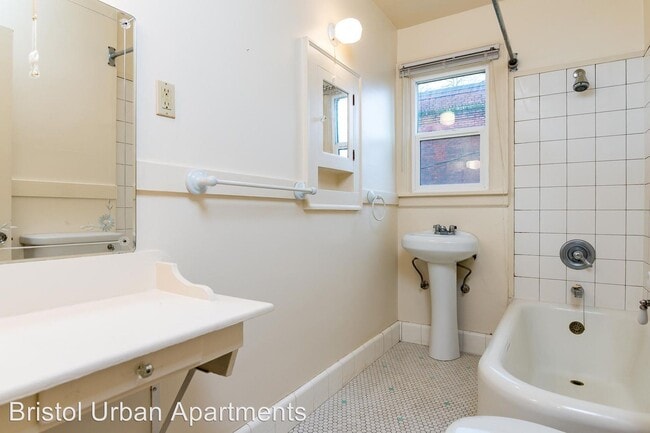 Building Photo - 1424 SW Montgomery St