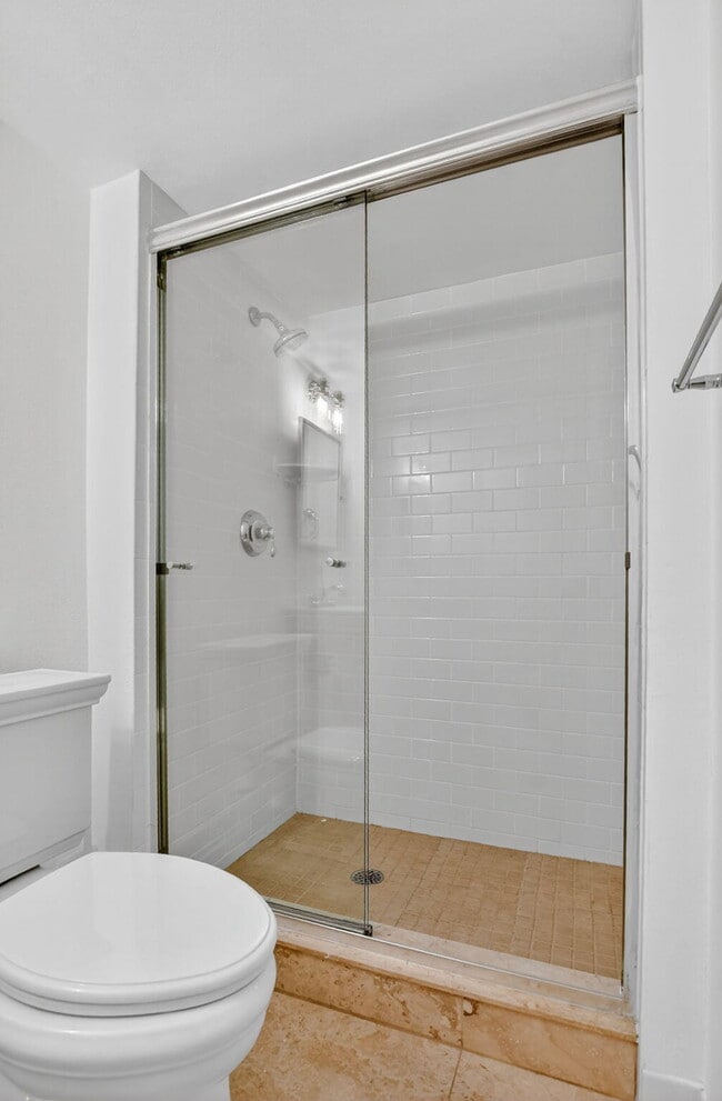 Building Photo - 708 Lago Rd