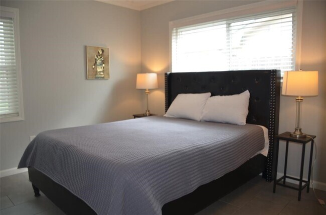 Building Photo - 2806 Pine St