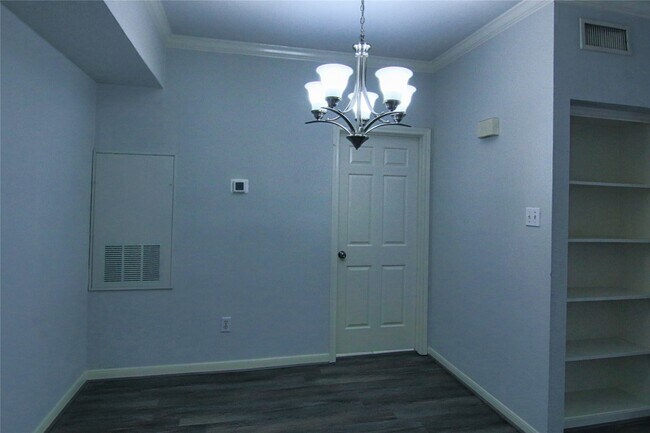 Building Photo - 2255 Braeswood Park Dr