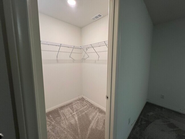 Building Photo - 3 Bedroom Plus Bonus Room Single Family Ho...