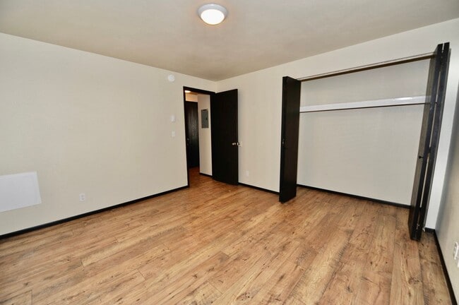 Building Photo - New Remodel 2 bed 1 bath with washer & dryer