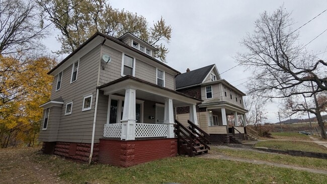 Building Photo - Welcome to this charming 3-bedroom, 1-bathroom home located in the heart of Akron