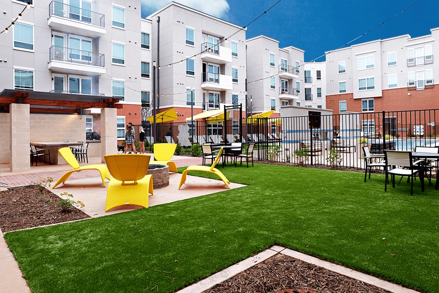 Building Photo - 1001 S Center St