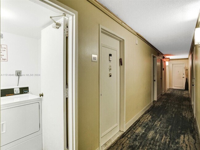 Building Photo - 18061 Biscayne Blvd