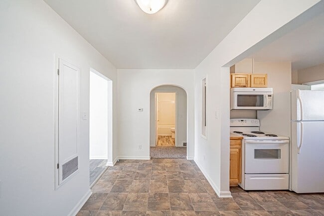 Building Photo - 3 bed 1 bath home recently renovated.