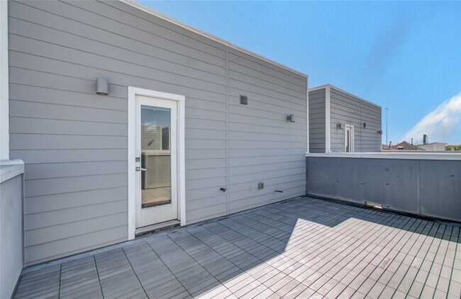 Building Photo - 2116 Naomi St