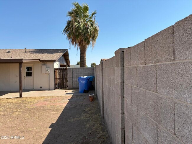 Building Photo - 2930 W Laurel Ln