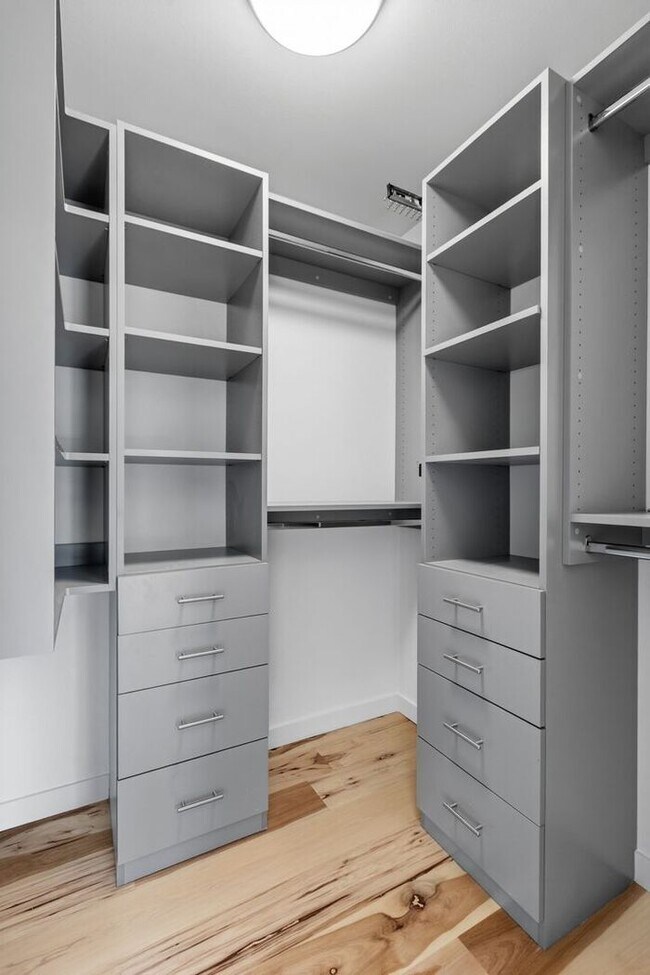 Building Photo - Fresh, Air-Conditioned Standalone Townhome in Coveted Lincoln Park