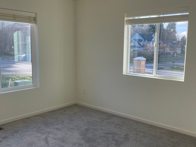 Building Photo - Single Level Freeland Home and Pet Friendly!