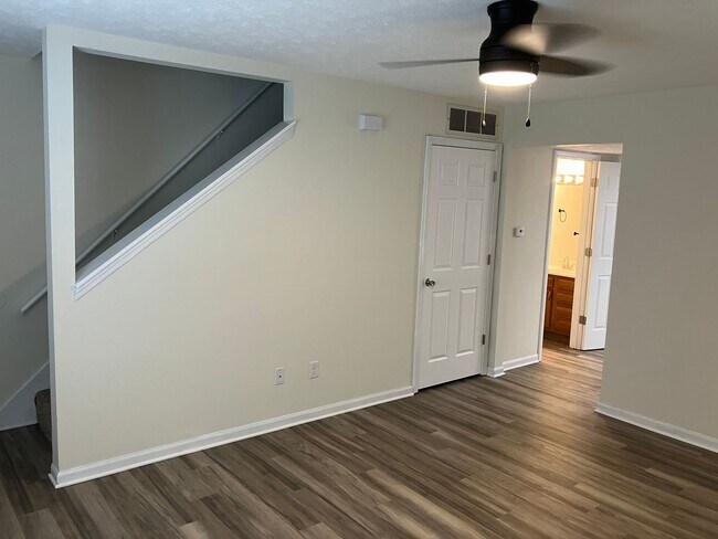 Building Photo - Townhome - 2 Bedroom & 1.5 Bath at Troy Cr...