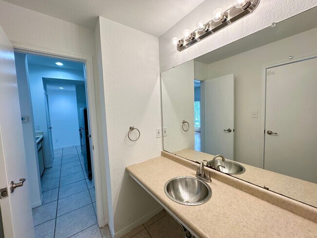 Building Photo - 1/1 Apartment Walking Distance to UT