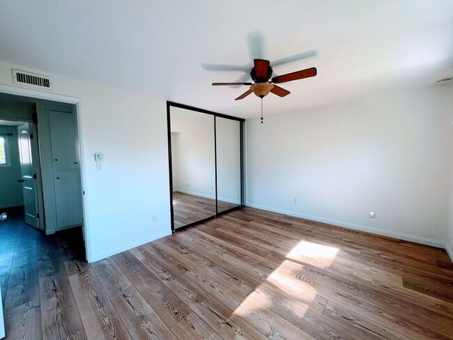 Building Photo - 3 Bed / 2 .5 Bath Home with Private Yard i...