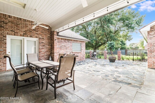 Building Photo - 102 Bear Creek Ct