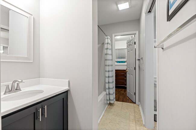 Building Photo - 3 Bedroom 2 Bath Chapel Hill Home - Availa...