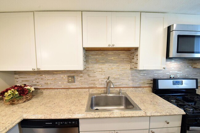 Building Photo - 20 King Arthur Ct