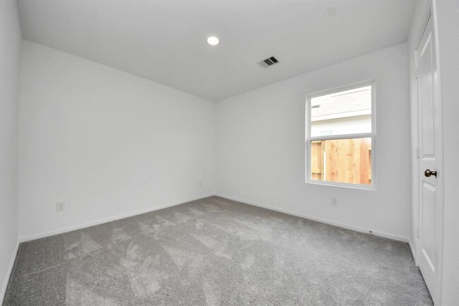 Building Photo - 18036 le gotte
