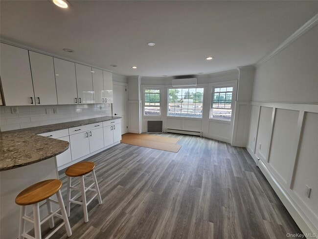 Building Photo - 357 Hicksville Rd