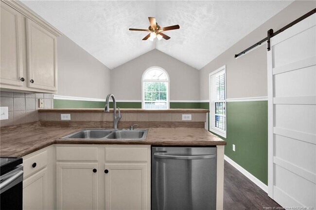 Building Photo - 112 Camrose Ct