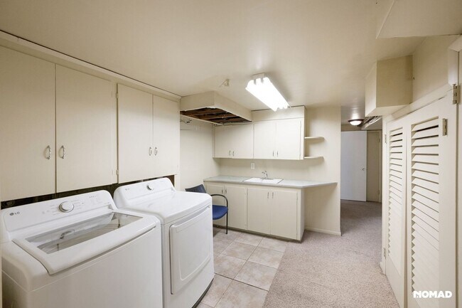 Building Photo - Spacious 4BR House in South Denver