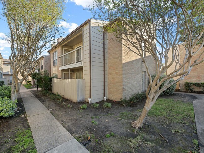 Building Photo - 2120 Wilcrest Dr