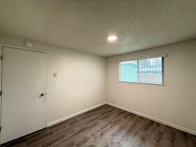 Building Photo - Thurston Charmer