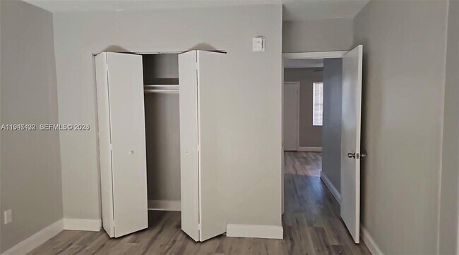 Building Photo - 1860 Venice Park Dr