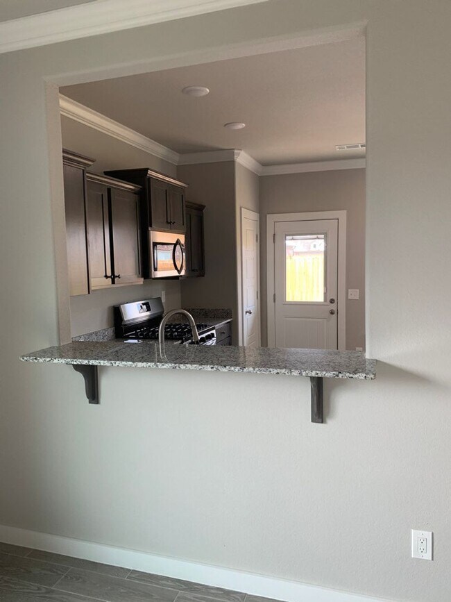 Building Photo - 3- Bedroom, 2-Bath, Double car garage Dupl...