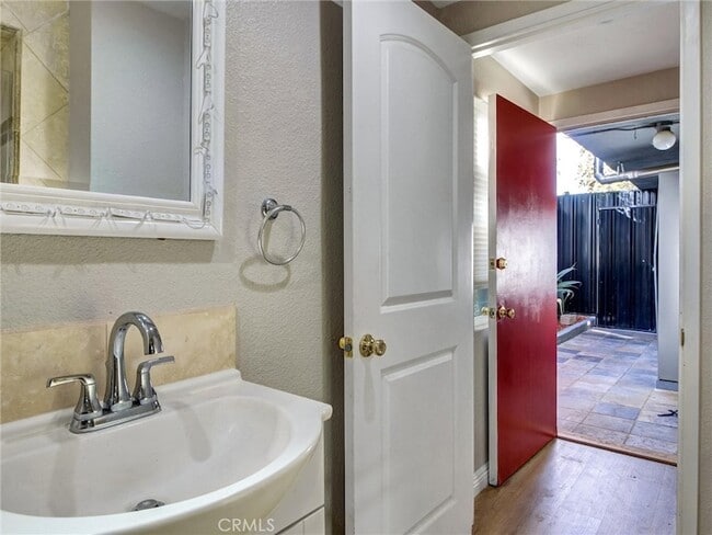 Building Photo - 985 1/2 Dexter Street Unit