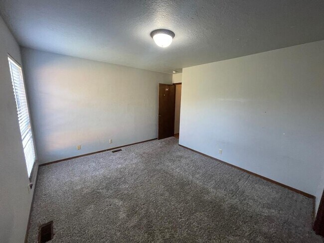 Building Photo - 221 Skylark Ct