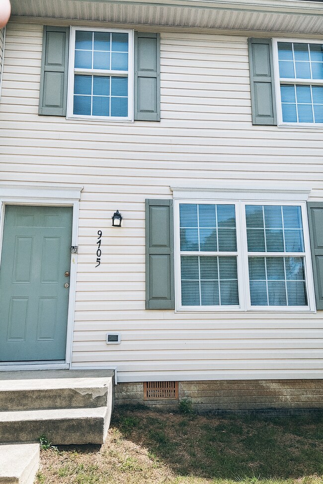 Building Photo - King George 3 Bedroom Townhouse
