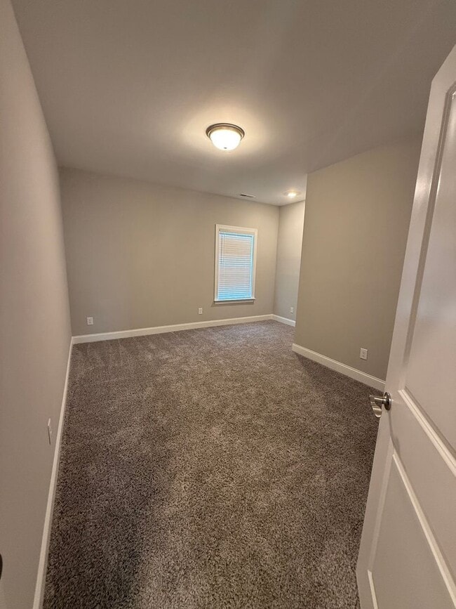 Building Photo - For Lease – Spacious Townhome in Hixson