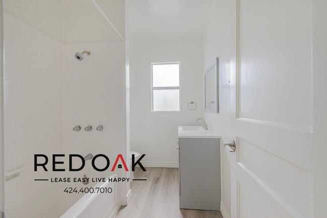 Building Photo - Spacious and Bright One Bedroom Featuring ...