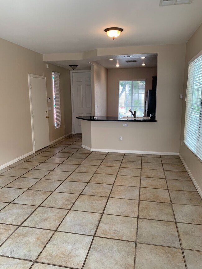 Building Photo - Cozy Two Bed Home